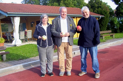 Alfred und Gerlinde mit dem Vorsitzenden des SV Reha Roland Rehle